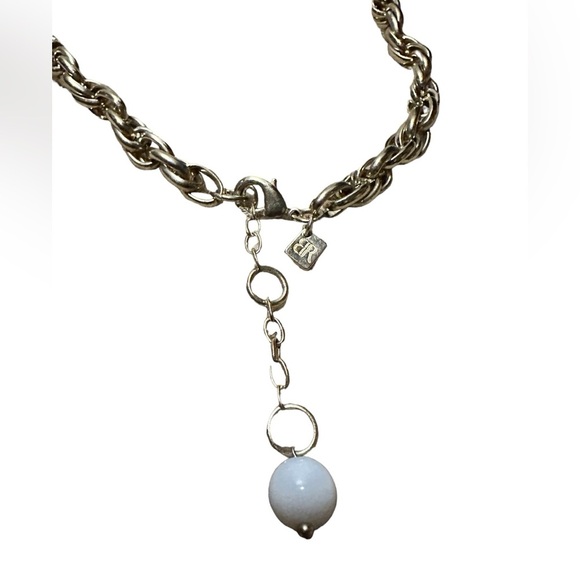 chunky white enamel flower necklace on gold chain - Picture 3 of 3